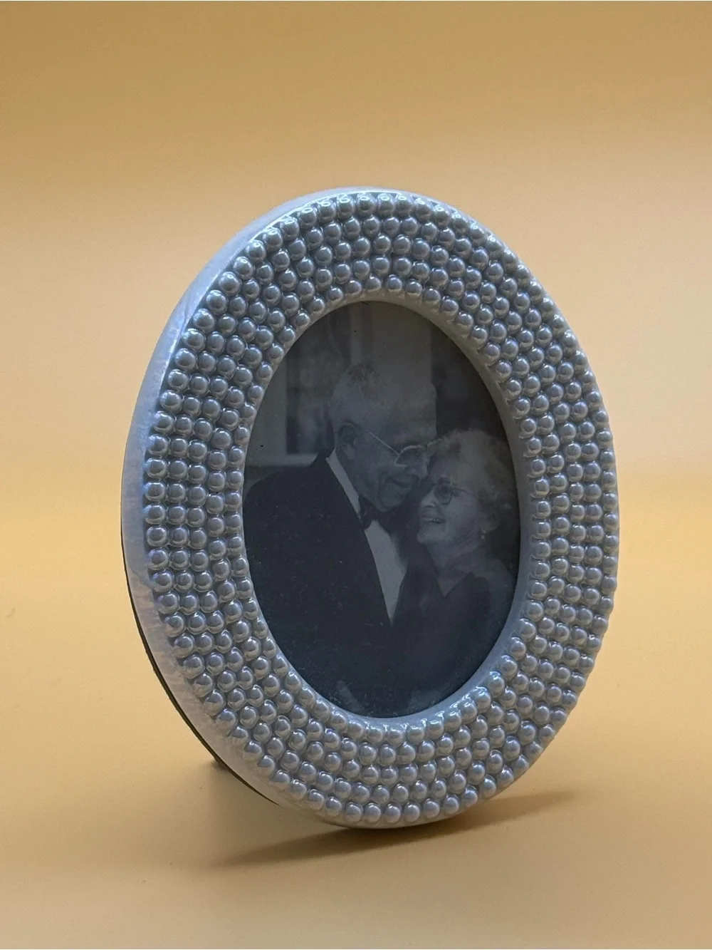 Vintage Classic Oval Pearl-Accent Photo Frame - White